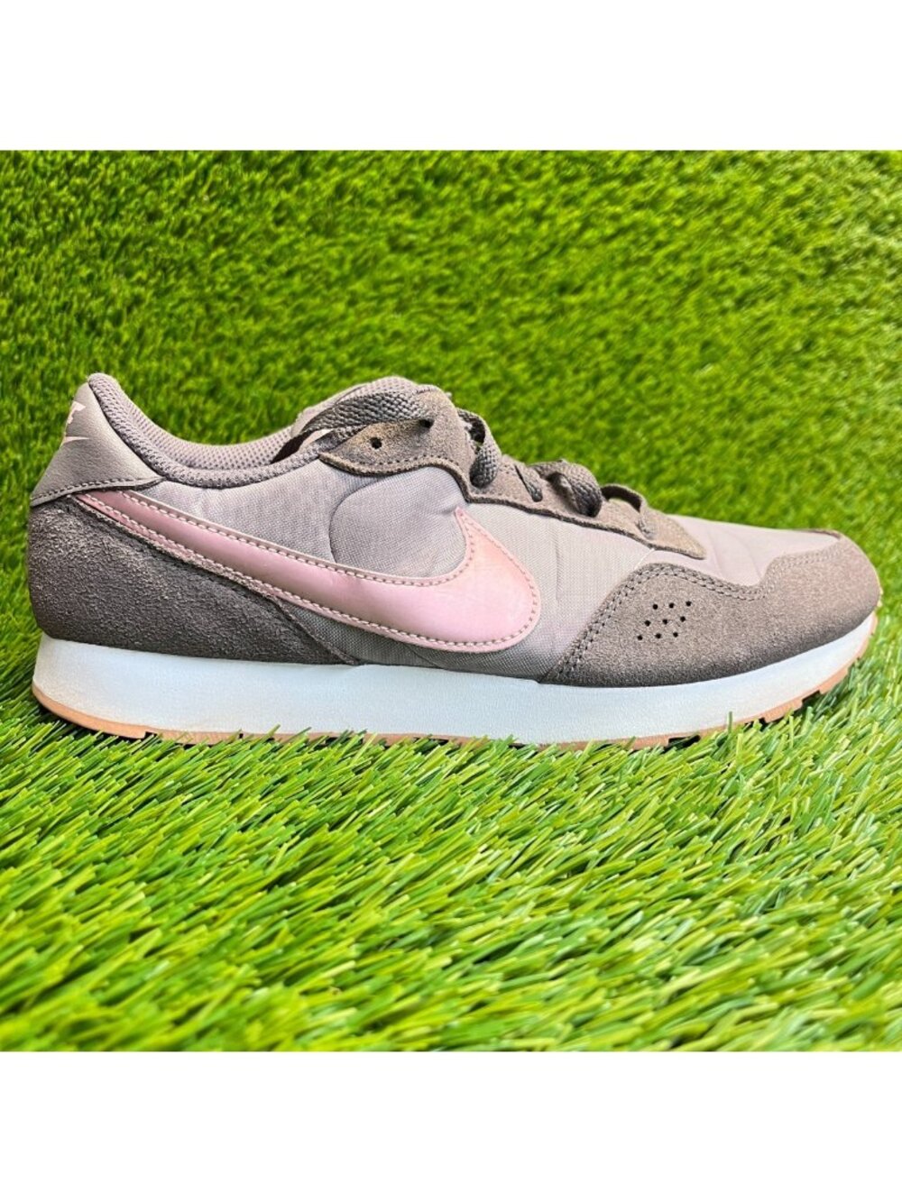 Nike MD Valiant Girls Size 6.5Y Purple Pink Athletic Running Shoes Sneakers